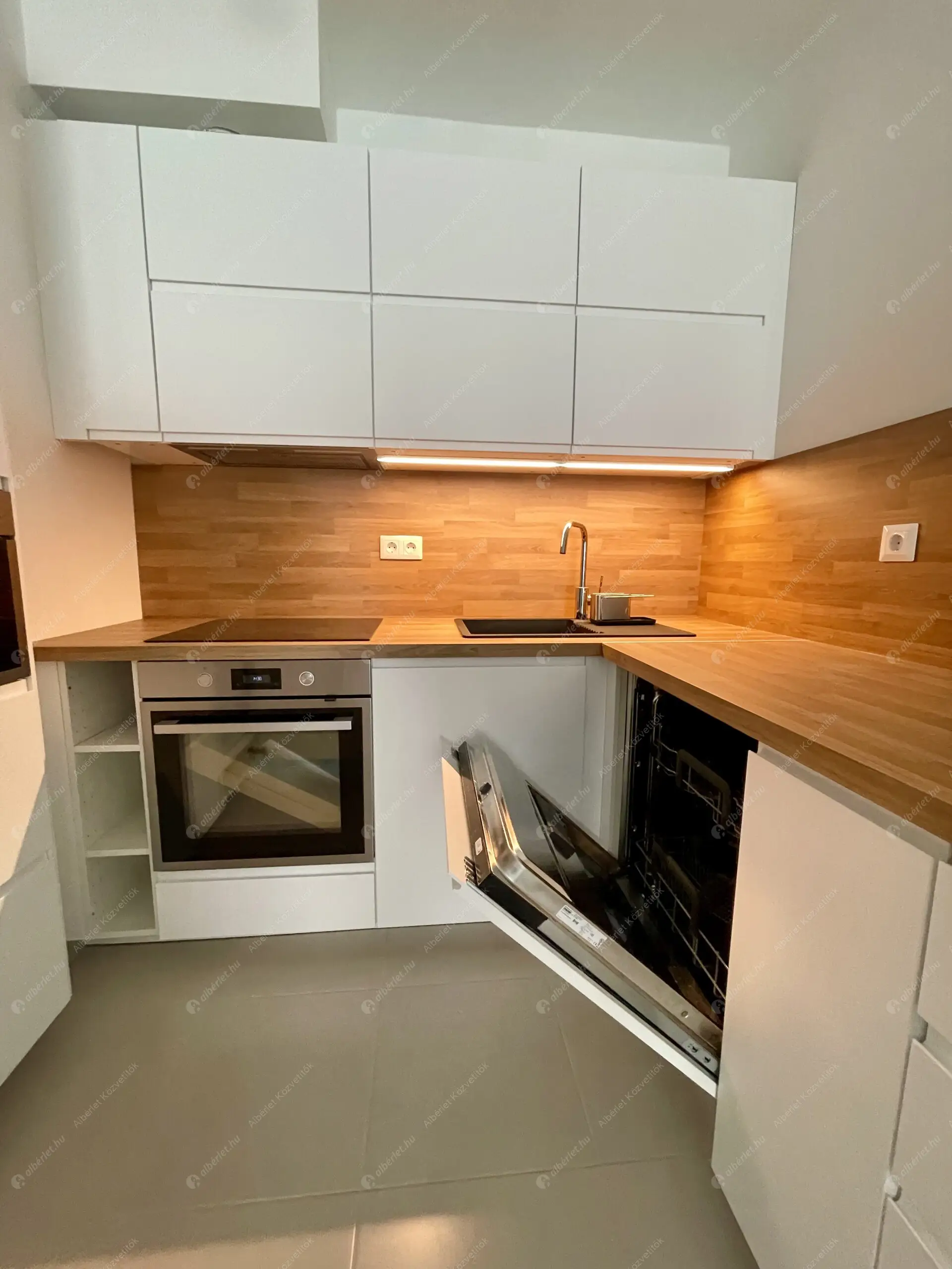 Kiadó albérlet 300000 Ft/hó áron: Budapest, VIII. kerület  Corvin sétány. Mérete: 47 nm, 1 szobás | Alberlet.hu - 6555229