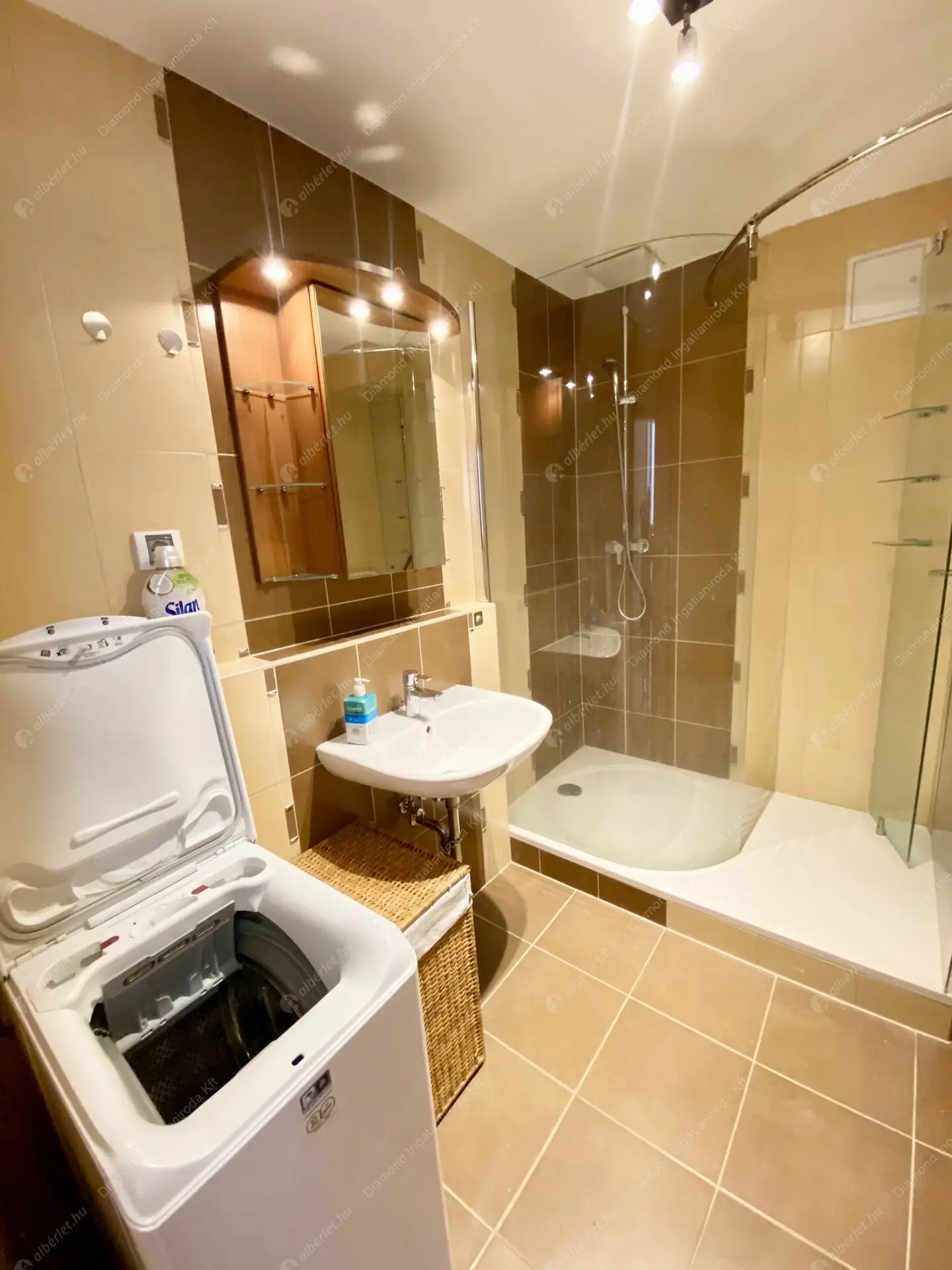 Kiadó albérlet 240000 Ft/hó áron: Budapest, VIII. kerület  Corvin sétány. Mérete: 49 nm, 2 szobás | Alberlet.hu - 6264548