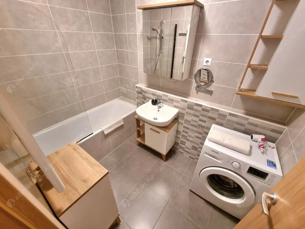 Kiadó albérlet 360000 Ft/hó áron: Budapest, VIII. kerület  Corvin sétány. Mérete: 50 nm, 2 szobás | Alberlet.hu - 6610733