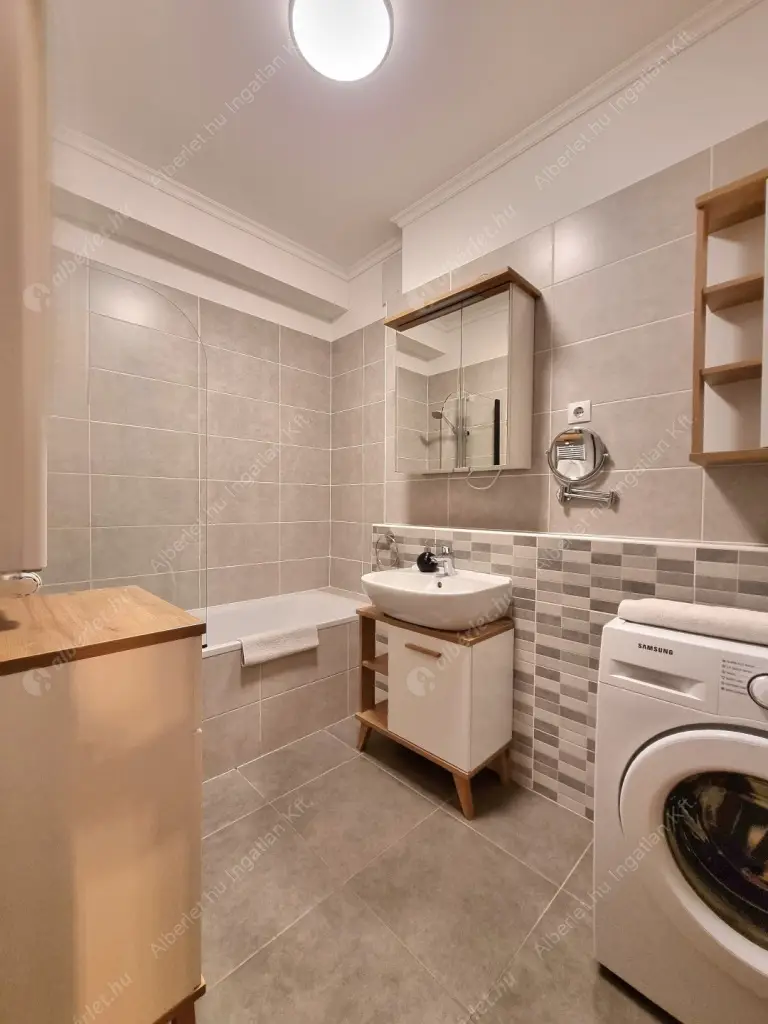 Kiadó albérlet 360000 Ft/hó áron: Budapest, VIII. kerület  Corvin sétány. Mérete: 50 nm, 2 szobás | Alberlet.hu - 6610734