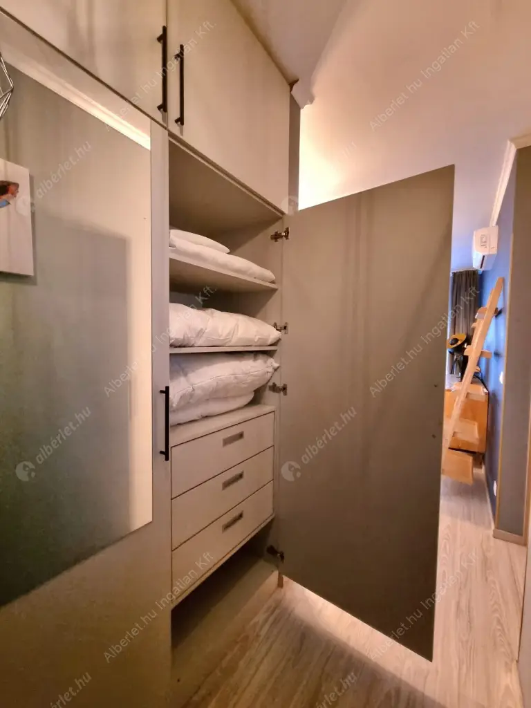 Kiadó albérlet 360000 Ft/hó áron: Budapest, VIII. kerület  Corvin sétány. Mérete: 50 nm, 2 szobás | Alberlet.hu - 6615007
