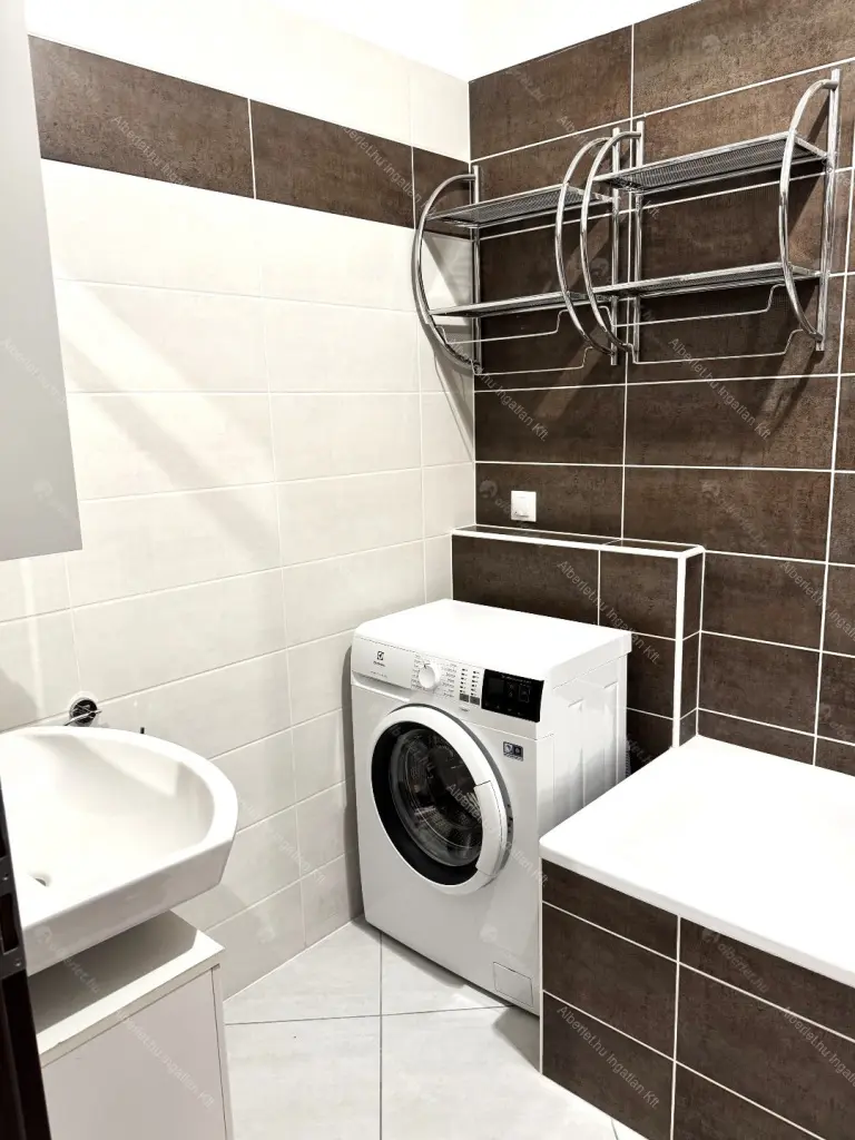 Kiadó albérlet 350000 Ft/hó áron: Budapest, VIII. kerület  Corvin sétány. Mérete: 50 nm, 2 szobás | Alberlet.hu - 6661738