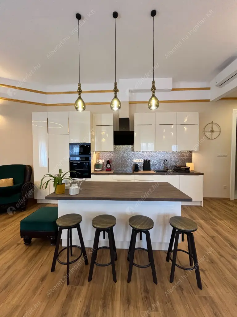 Kiadó albérlet 450000 Ft/hó áron: Budapest, VIII. kerület  Gutenberg tér. Mérete: 107 nm, 3 szobás | Alberlet.hu - 6575445