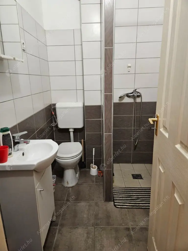 Kiadó albérlet 180000 Ft/hó áron: Budapest, VIII. kerület  II. János Pál pápa tér. Mérete: 32 nm, 1 szobás | Alberlet.hu - 6584625