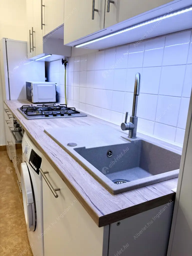 Kiadó albérlet 215000 Ft/hó áron: Budapest, VIII. kerület  II. János Pál pápa tér. Mérete: 32 nm, 1 szobás | Alberlet.hu - 6630645