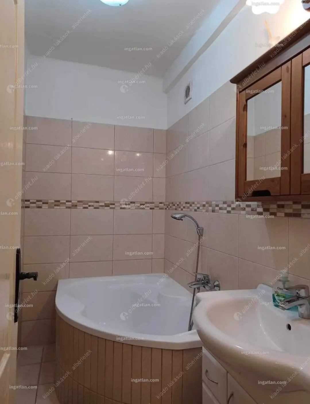 Kiadó albérlet 250000 Ft/hó áron: Budapest, VIII. kerület  II. János Pál pápa tér. Mérete: 53 nm, 2 szobás | Alberlet.hu - 6621430