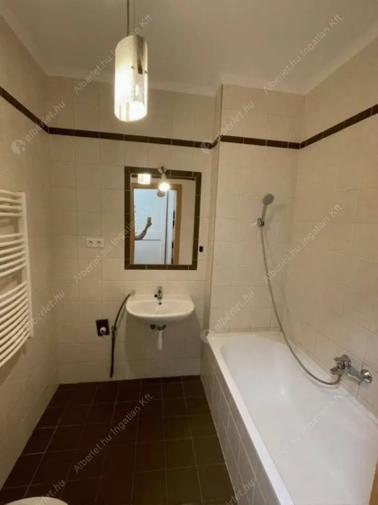 Kiadó albérlet 200000 Ft/hó áron: Budapest, VIII. kerület  Koszorú utca. Mérete: 32 nm, 1 szobás | Alberlet.hu - 6579036