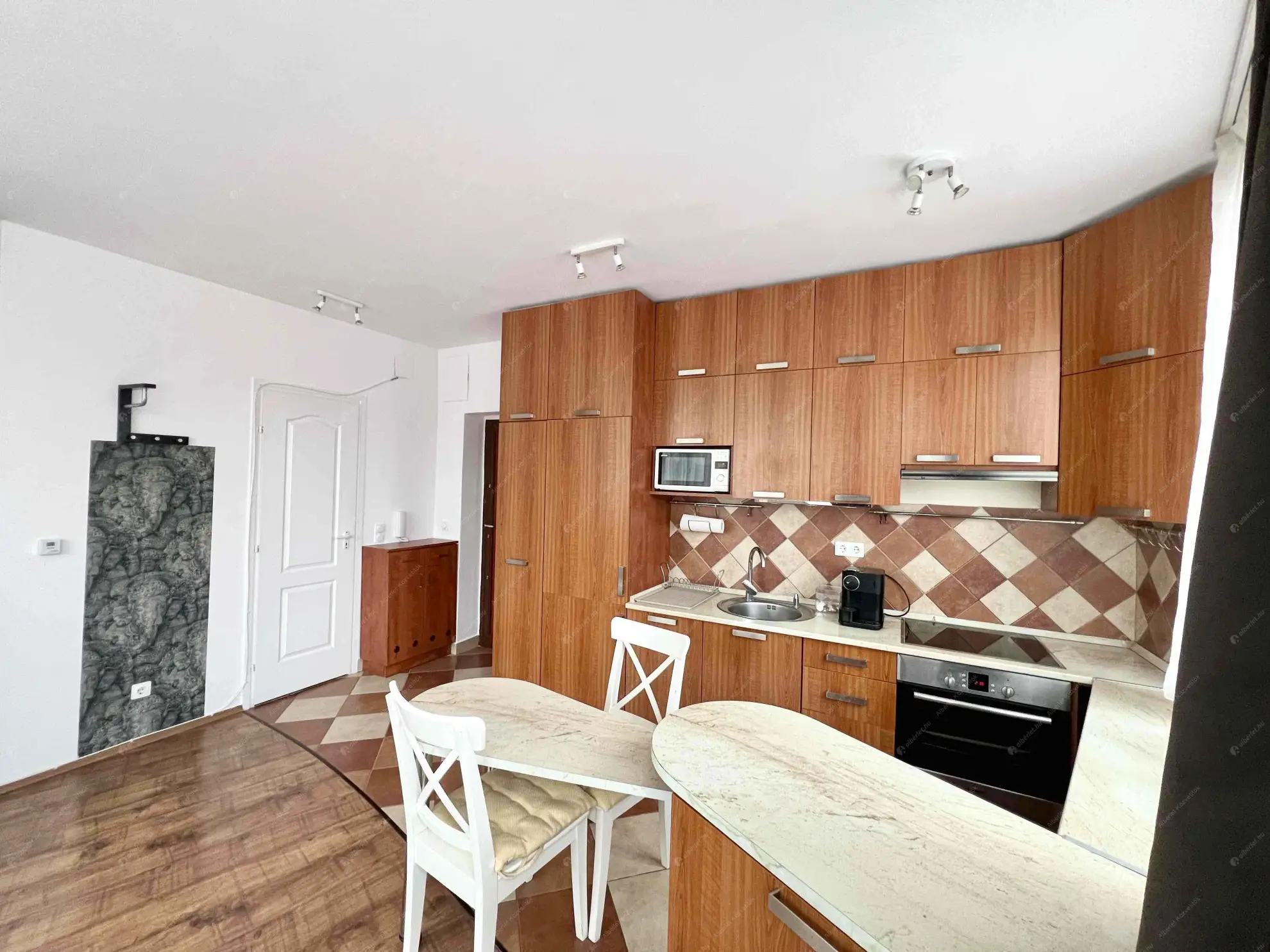 Kiadó albérlet 190000 Ft/hó áron: Budapest, VIII. kerület  Koszorú utca. Mérete: 37 nm, 1 szobás | Alberlet.hu - 6561394