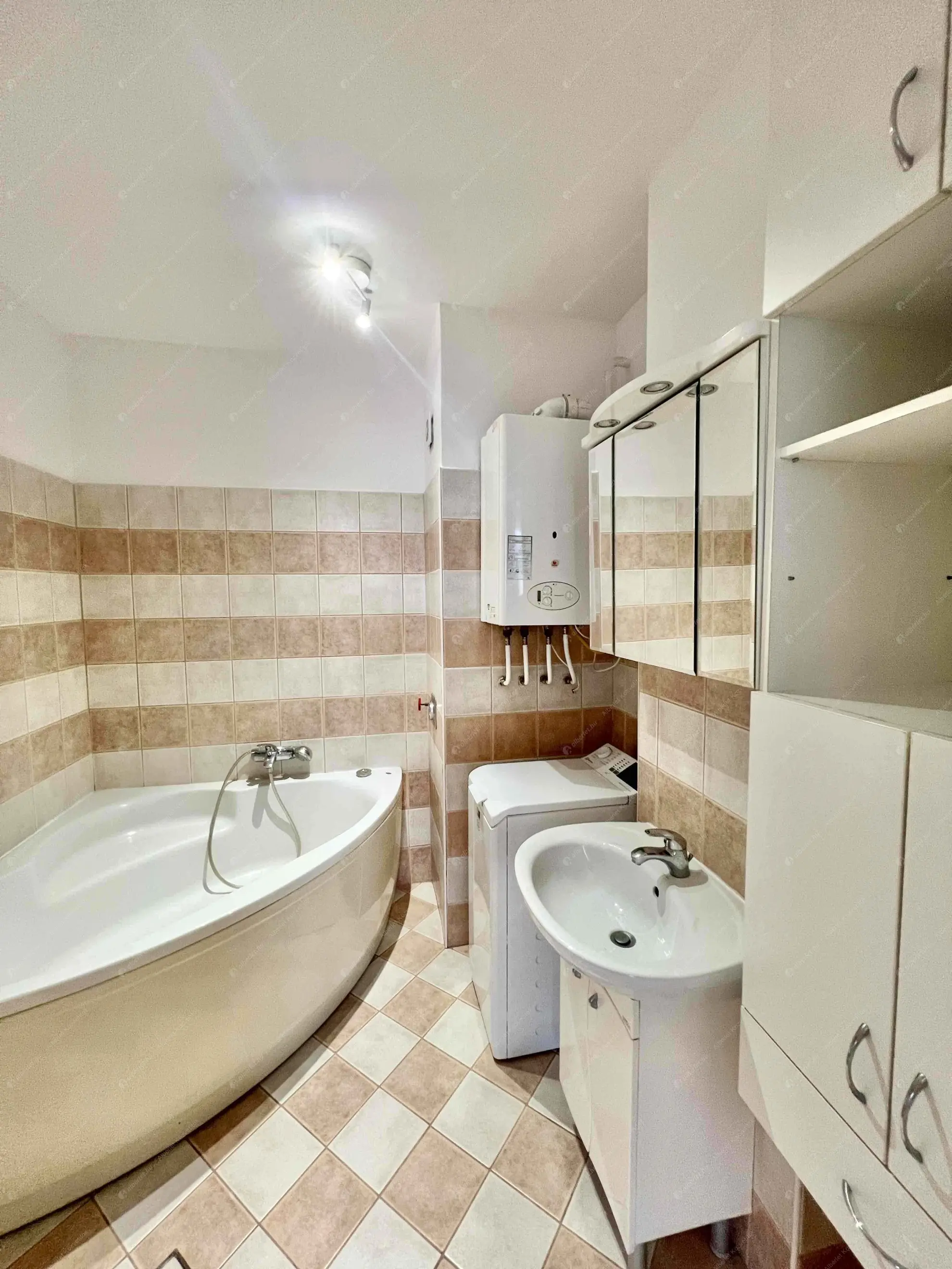 Kiadó albérlet 190000 Ft/hó áron: Budapest, VIII. kerület  Koszorú utca. Mérete: 37 nm, 1 szobás | Alberlet.hu - 6561397