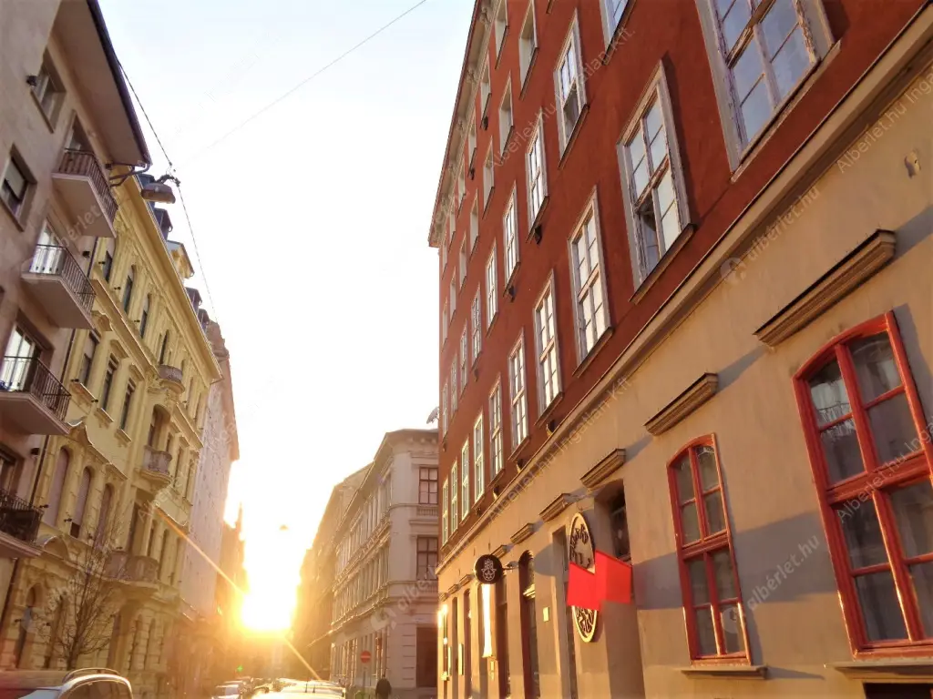 Kiadó albérlet 400000 Ft/hó áron: Budapest, VIII. kerület  Lőrinc pap tér. Mérete: 98 nm, 2 szobás | Alberlet.hu - 6587841