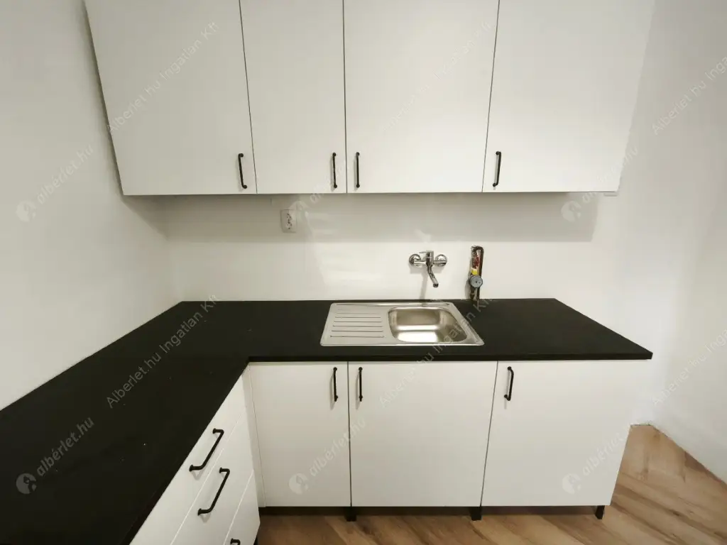 Kiadó albérlet 370000 Ft/hó áron: Budapest, VIII. kerület  Lőrinc pap tér. Mérete: 98 nm, 2 szobás | Alberlet.hu - 6589165