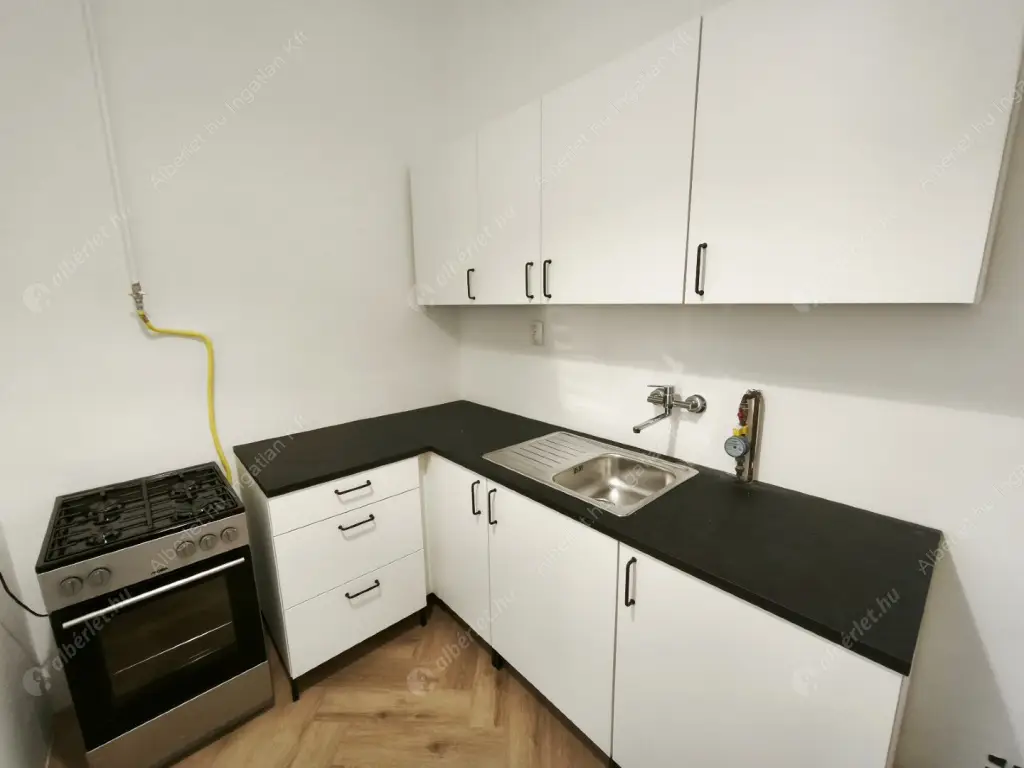 Kiadó albérlet 320000 Ft/hó áron: Budapest, VIII. kerület  Lőrinc pap tér. Mérete: 98 nm, 2 szobás | Alberlet.hu - 6625182