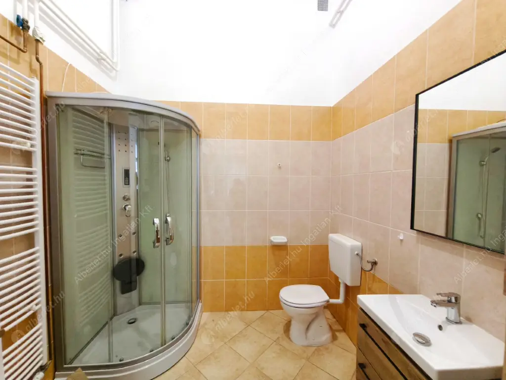 Kiadó albérlet 320000 Ft/hó áron: Budapest, VIII. kerület  Lőrinc pap tér. Mérete: 98 nm, 2 szobás | Alberlet.hu - 6625192