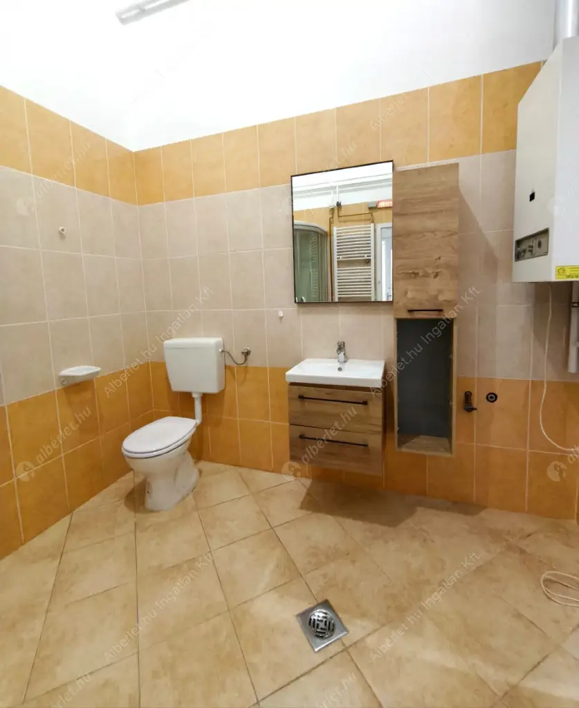 Kiadó albérlet 320000 Ft/hó áron: Budapest, VIII. kerület  Lőrinc pap tér. Mérete: 98 nm, 2 szobás | Alberlet.hu - 6625193