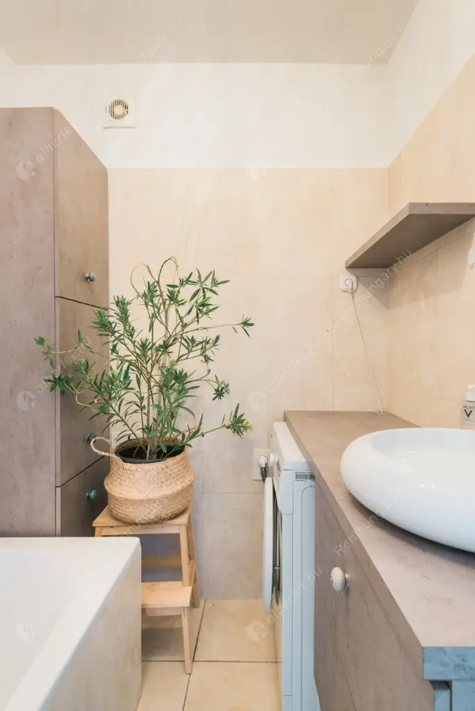 Kiadó albérlet 350000 Ft/hó áron: Budapest, VIII. kerület  Nap utca. Mérete: 62 nm, 2 szobás | Alberlet.hu - 6524315