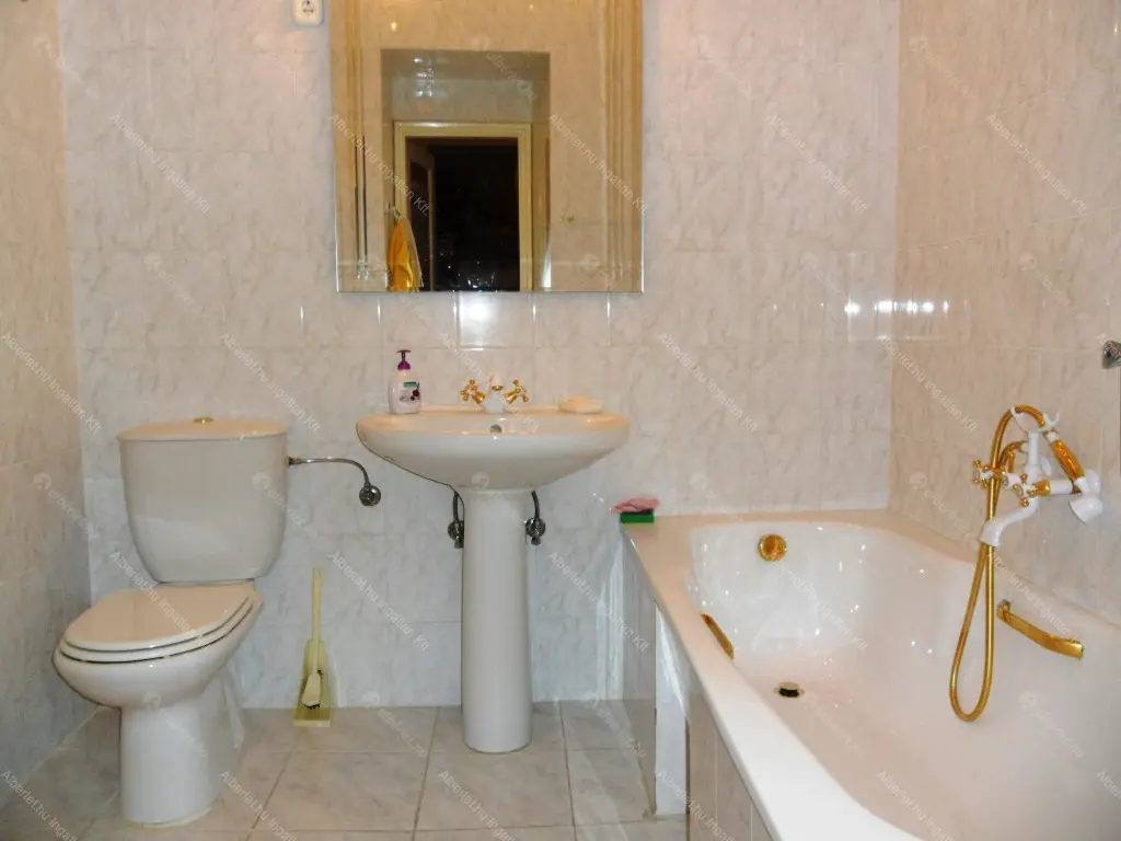 Kiadó albérlet 290000 Ft/hó áron: Budapest, XI. kerület  Bartók Béla út. Mérete: 64 nm, 2 szobás | Alberlet.hu - 6697459