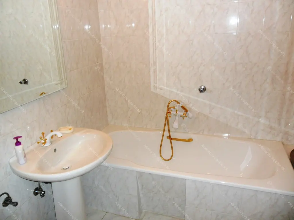 Kiadó albérlet 290000 Ft/hó áron: Budapest, XI. kerület  Bartók Béla út. Mérete: 64 nm, 2 szobás | Alberlet.hu - 6697460