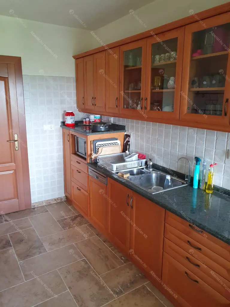 Kiadó albérlet 2200000 Ft/hó áron: Budapest, XII. kerület  Mártonvölgy utca. Mérete: 420 nm, 8 szobás | Alberlet.hu - 6634155