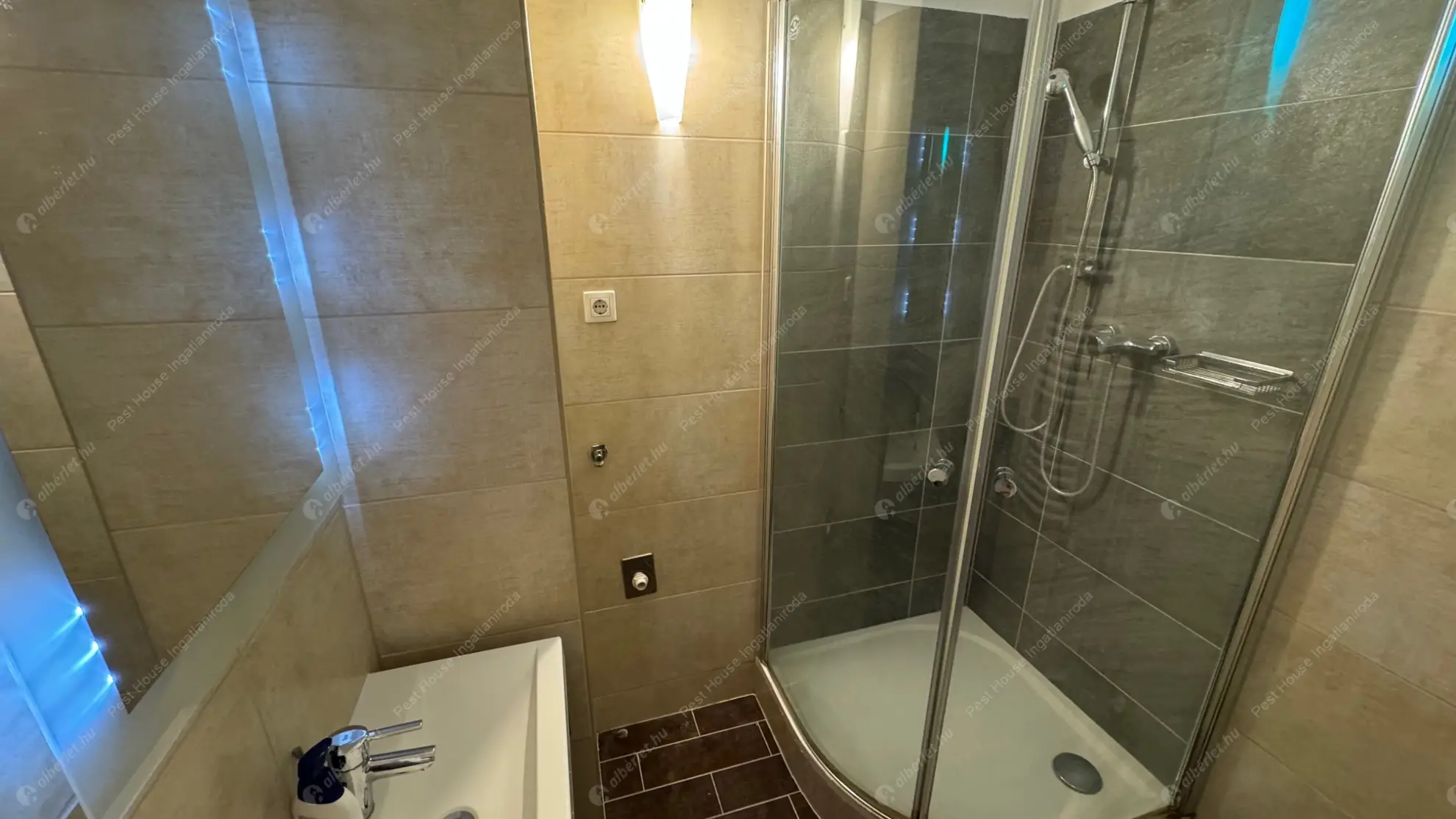 Kiadó albérlet 220000 Ft/hó áron: Budapest, XIII. kerület  Róbert Károly körút. Mérete: 43 nm, 2 szobás | Alberlet.hu - 6572597