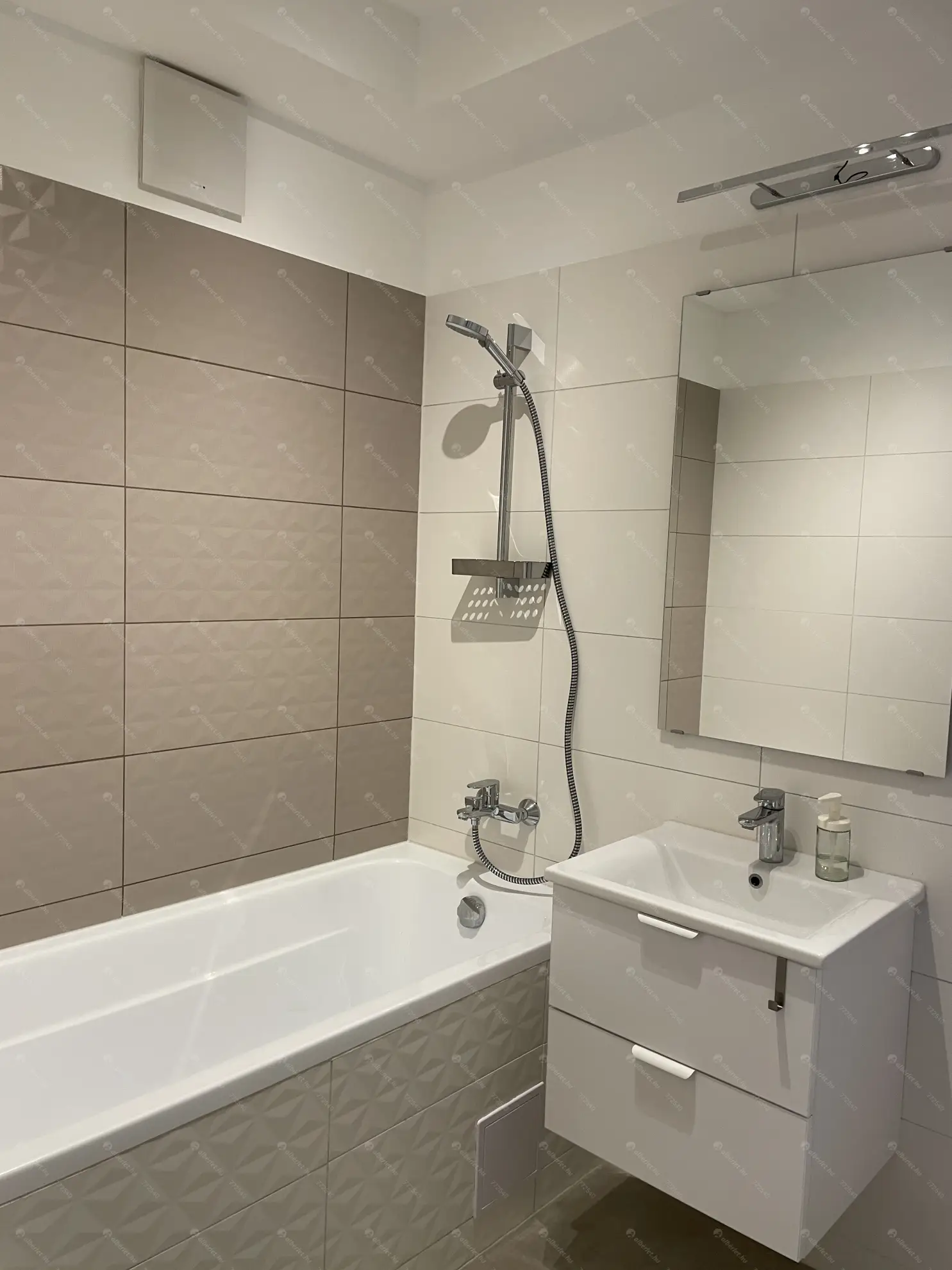 Kiadó albérlet 270000 Ft/hó áron: Budapest, XIII. kerület  Szabolcs utca. Mérete: 45 nm, 2 szobás | Alberlet.hu - 6612007