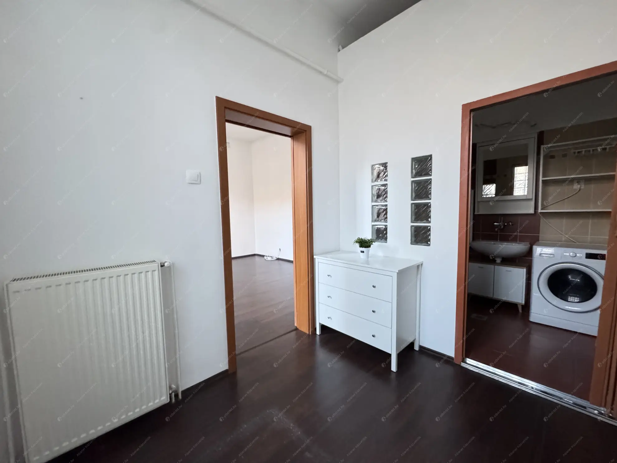 Kiadó albérlet 165000 Ft/hó áron: Budapest, XV. kerület  Bartók Béla út. Mérete: 40 nm, 1 szobás | Alberlet.hu - 6546828