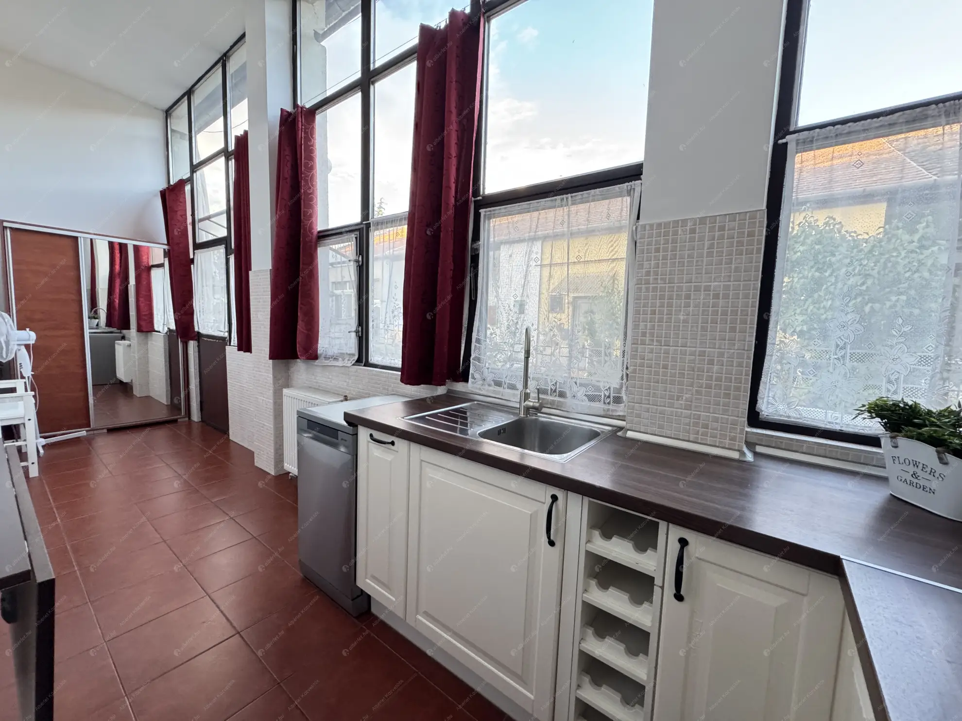 Kiadó albérlet 165000 Ft/hó áron: Budapest, XV. kerület  Bartók Béla út. Mérete: 40 nm, 1 szobás | Alberlet.hu - 6546833