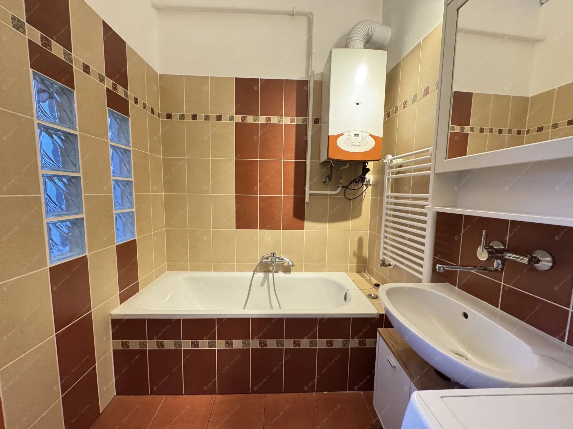 Kiadó albérlet 165000 Ft/hó áron: Budapest, XV. kerület  Bartók Béla út. Mérete: 40 nm, 1 szobás | Alberlet.hu - 6546838