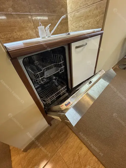 Kiadó albérlet 295000 Ft/hó áron: Budapest, XV. kerület  Lóvasút köz. Mérete: 56 nm, 2 szobás | Alberlet.hu - 6645417