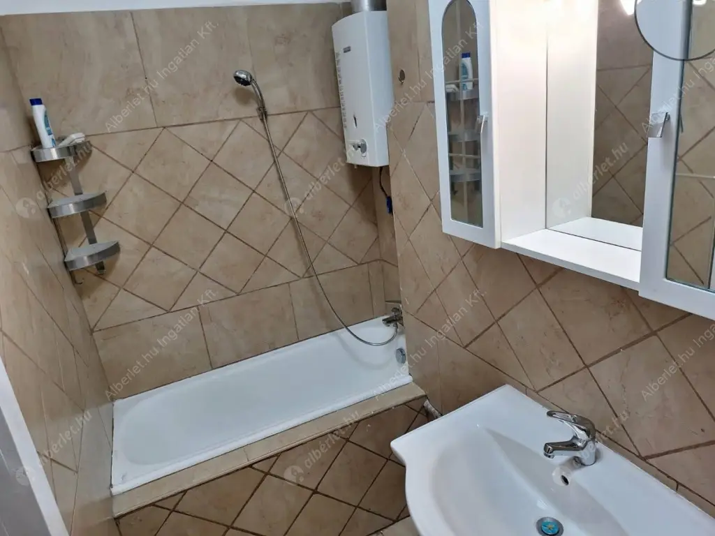 Kiadó albérlet 220000 Ft/hó áron: Budapest, XVI. kerület  Koronafürt utca. Mérete: 50 nm, 1 szobás | Alberlet.hu - 6599892