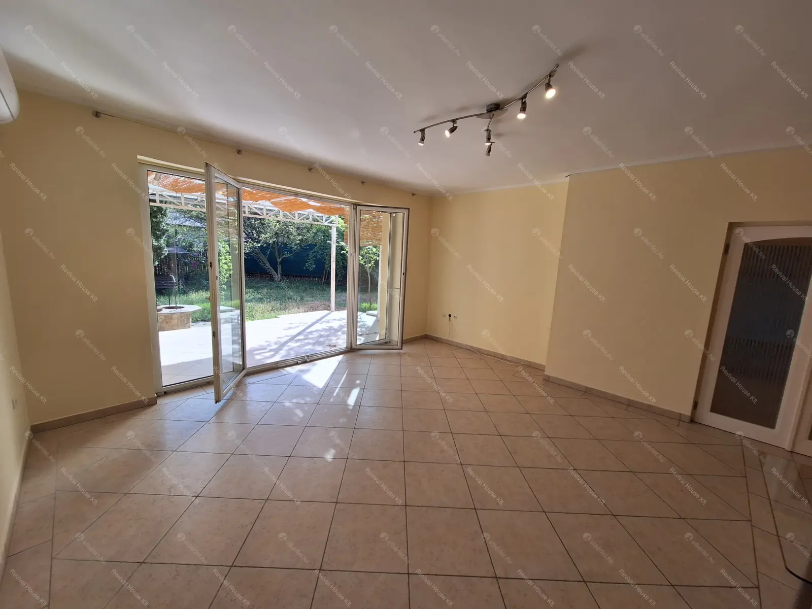 Kiadó albérlet 650000 Ft/hó áron: Budapest, XVIII. kerület  Bókay Árpád utca. Mérete: 280 nm, 8 szobás | Alberlet.hu - 6705669