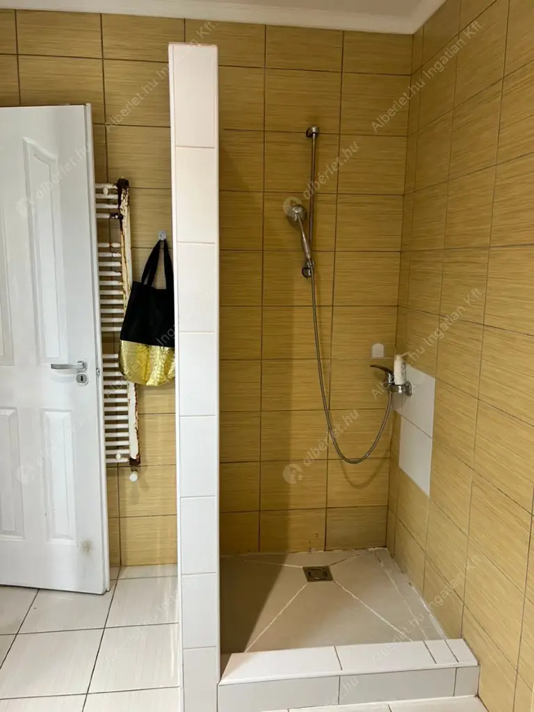 Kiadó albérlet 380000 Ft/hó áron: Budapest, XVIII. kerület  Üllői  út . Mérete: 80 nm, 3 szobás | Alberlet.hu - 6585650