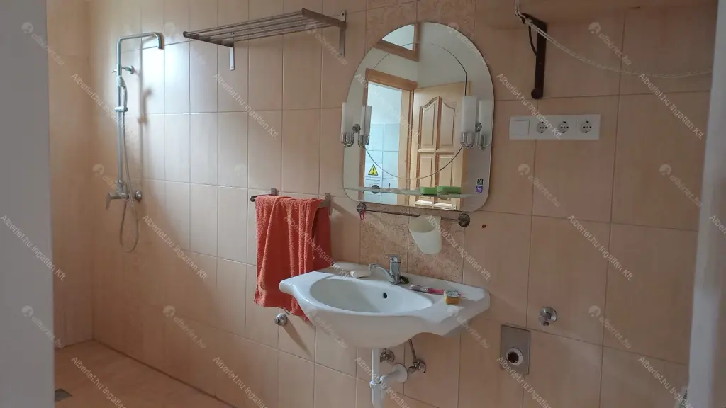 Kiadó albérlet 260000 Ft/hó áron: Galgahévíz,  Mikszáth Kálmán utca. Mérete: 140 nm, 5 szobás | Alberlet.hu - 6688474