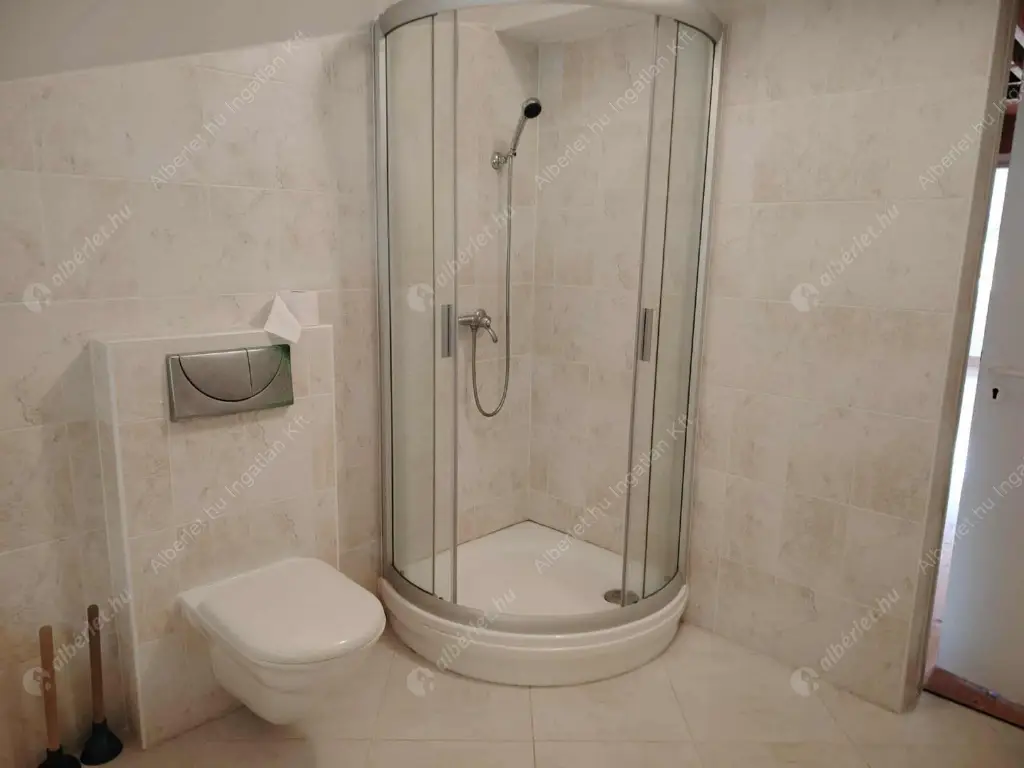 Kiadó albérlet 599000 Ft/hó áron: Remeteszőlős,  Banka utca. Mérete: 190 nm, 5 szobás | Alberlet.hu - 6568631