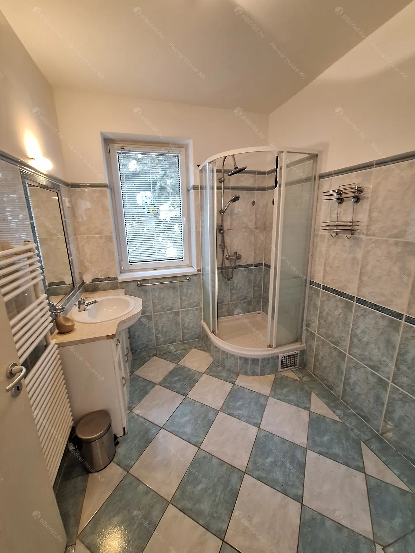 Kiadó albérlet 638000 Ft/hó áron: Remeteszőlős,  Szaturnusz utca. Mérete: 275 nm, 5 szobás | Alberlet.hu - 6366298