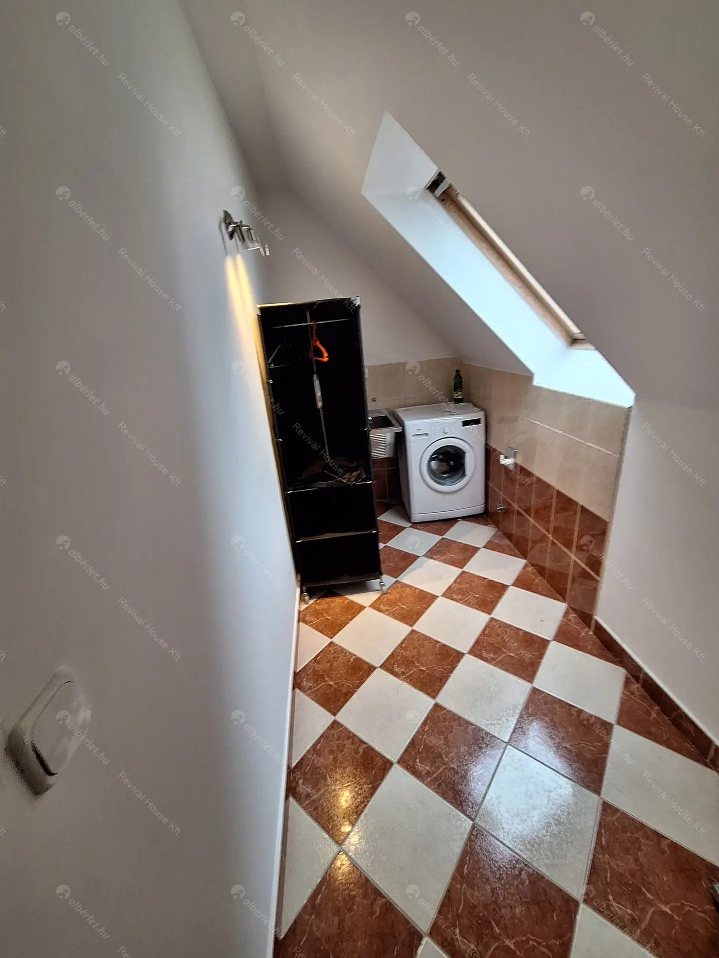 Kiadó albérlet 638000 Ft/hó áron: Remeteszőlős,  Szaturnusz utca. Mérete: 275 nm, 5 szobás | Alberlet.hu - 6366304