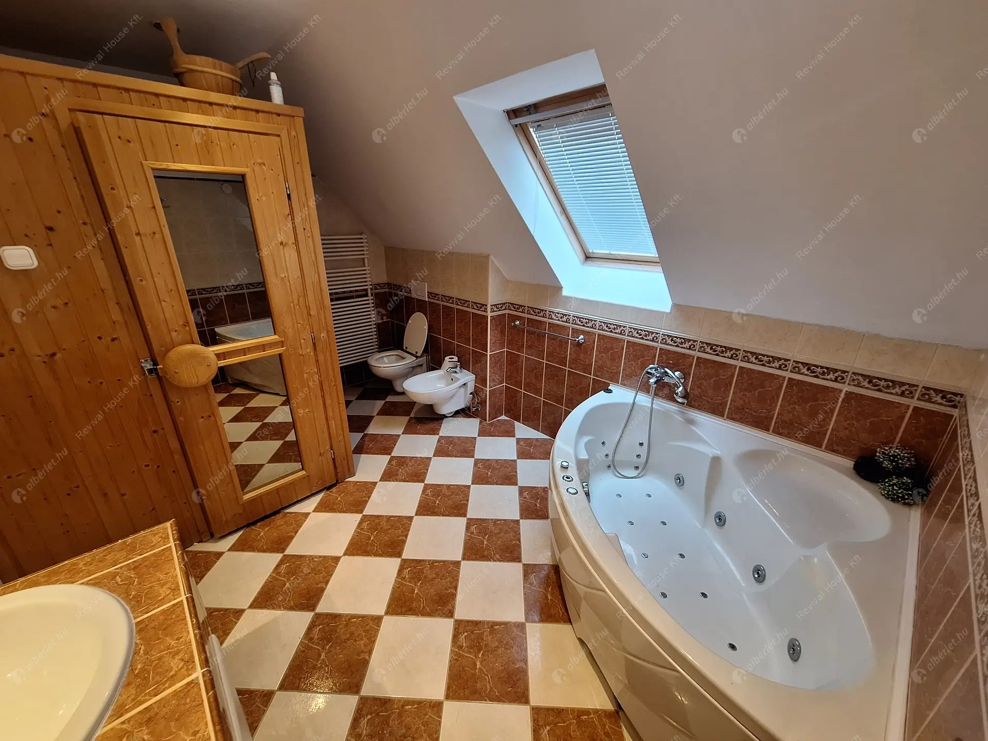 Kiadó albérlet 638000 Ft/hó áron: Remeteszőlős,  Szaturnusz utca. Mérete: 275 nm, 5 szobás | Alberlet.hu - 6366310