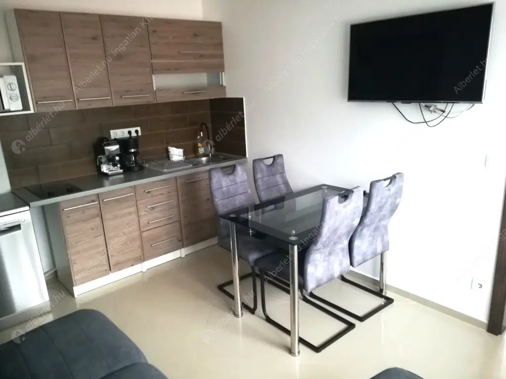 Kiadó albérlet 169000 Ft/hó áron: Siófok,  Köztársaság utca. Mérete: 45 nm, 3 szobás | Alberlet.hu - 6615986